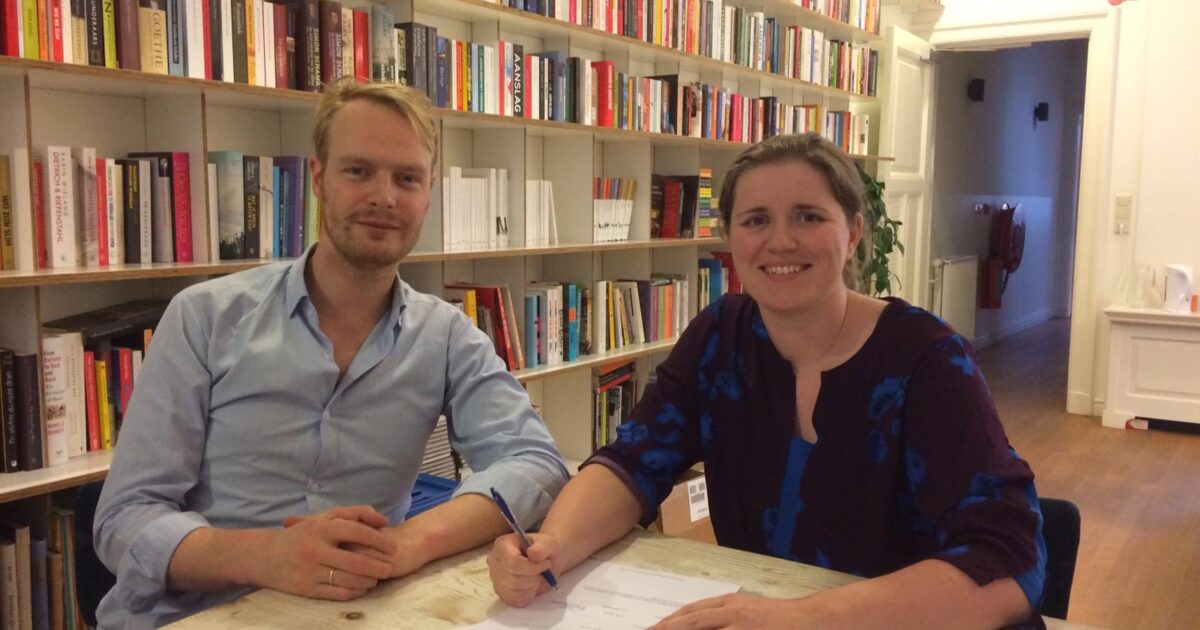 Mandy van Dijk tekent een boekcontract voor Elba van de Zuiderzee bij Atlas Contact. Links redacteur non-fictie Simon Dikker Hupkes van Atlas Contact. Foto: Thijs Joores